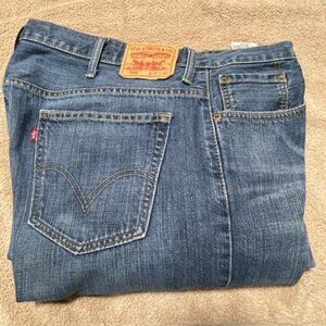 Levis 569 Men's Blue Jeans, 5 pocket straight leg, size 38x32. Great condition.